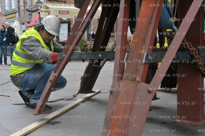 Po zdemontowaniu szczytowej czesci helmu wiezy Ratusza...