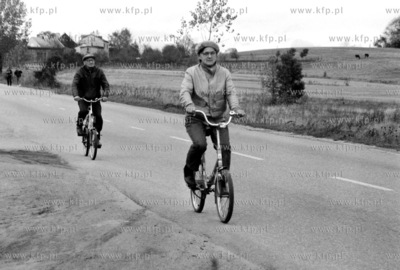 Rowerzysci na ul. Gdynskiej przed Zukowem. 21.10.1991...
