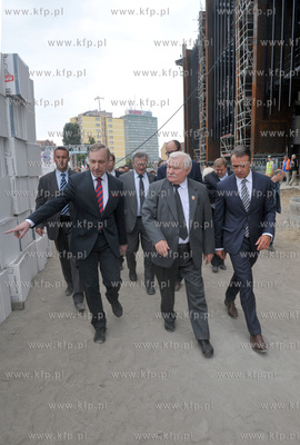 Lech Walesa na budowie ECS. Bylemu prezydentowi towarzyszyli...