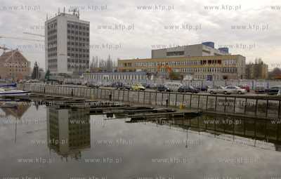 Gdansk. Wyburzanie starych budynkow pod budowe nowych...