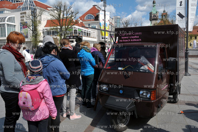 Sopot. Targ sniadaniowy na placu Przyjaciol Sopotu....