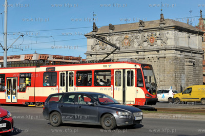 Gdansk. Tramwaj na ul. Waly Jagiellonskie, w tle Brama...