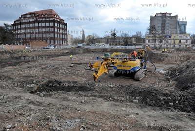 Gdansk. Przygfotowania do budowy betonowych wiezowcow...