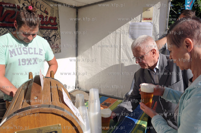 Viva Oliva swieto gdanskiej dzielnicy Oliwa. Piwo z...