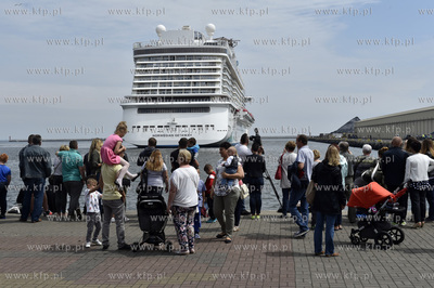Zawinięcie statku wycieczkowego "Norwegian Getaway"...