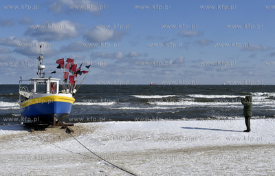 Sopot zimą. Łodzie rybackie na plaży przy przystani...