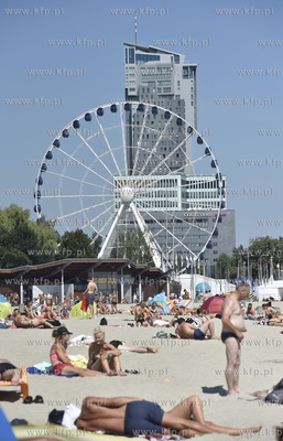 Plaża Gdynia - Środmieście. Nz. Koło widokowe w...