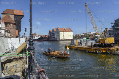 Gdańsk. Budowa kładmi między Długi Pobrzeżem a...