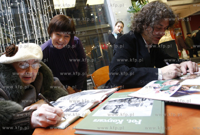 Gdansk. Centrum Handlowe Manhattan. Promocja albumu...