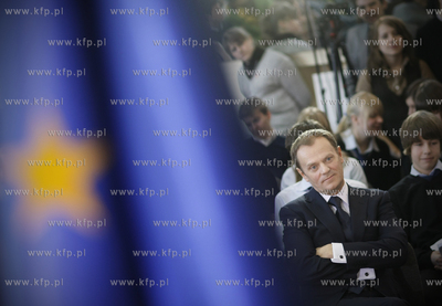 Gdynia. Gimnazjum nr 24 . Premier RP Donald Tusk wzial...