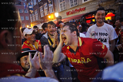 Hiszpanscy kibice opanowali  ul. Dluga i Dlugi Targ...