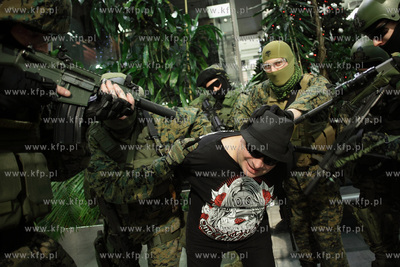 Krzysztof Skiba porywany przez komandosow w CH Manhattan...