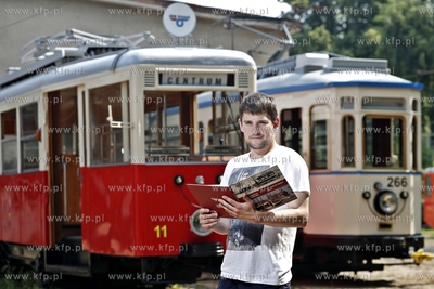 Autorzy albumu " 140 lat gdanskich tramwajow " w zajedni...