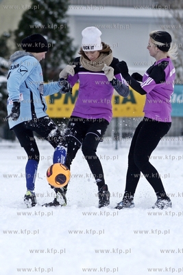 Gdansk Zaspa. Pilkarski turniej dzikich druzyn Do przerwy...