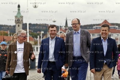 Sopot. Spacer prezydentow Gdanska Pawla Adamowicza...