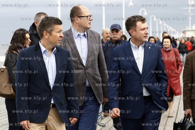 Sopot. Spacer prezydentow Gdanska Pawla Adamowicza...