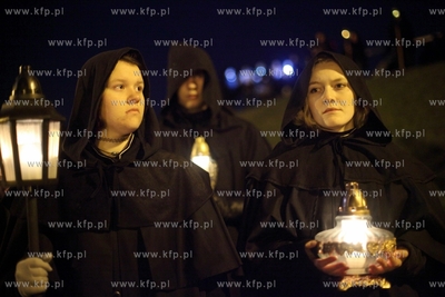 Gdańsk. Misterium Nocne. Uczestnicy misterium przy...