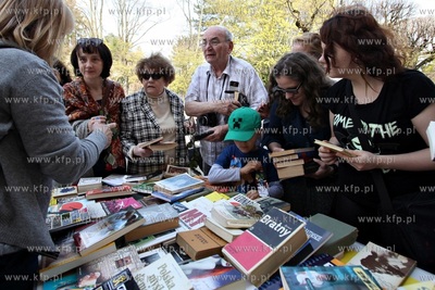 Gdańsk Oliwa. Wymiana książek wśród mieszkańców...