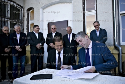 Przejazd pociągu na trasie Gdynia Główna - Brusy,...