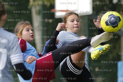Gdansk Zaspa. Pilkarski turniej dzikich druzyn Do przerwy...