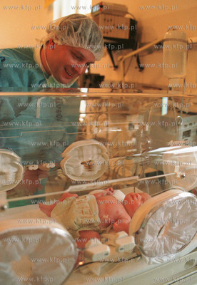 Ojciec gdanskich czworaczkow Andrzej Szarmach i druga...