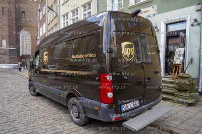 Samochód dostawczy firmy kurierskiej UPS na ul. Szewskiej...