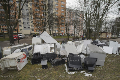 Gdańsk, Morena. Elektrośmieci na parkingu przy ul....