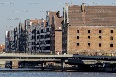 Gdańsk. Wyspa Spichrzów. Stare spichlerze oraz odrestaurowane...