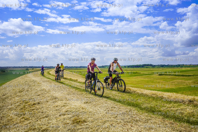 Rowerem po wale przeciwpowodziowym w okolicy Lisewa...