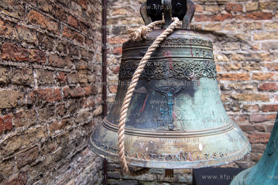 Zespół Przedbramia. Po 83 latach trzy dzwony kościelne,...