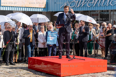 Gdańsk. Plac Solidarności. Symboliczne otwarcie bramy...