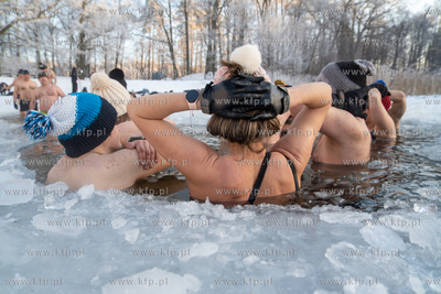 Zimowy poranek w Otominie. Kąpiel morsów. 18.01.2026...