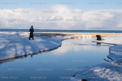 Gdańsk. Zimowa aura na plaży w Jelitkowie. 16.02.2025...