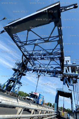 Dziwnow. Drogowy most zwodzony na rzece Dziwnie laczacy...