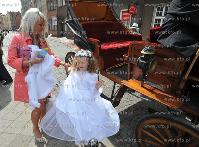 Gdansk. Pierwsza Komunia Swieta. Natalka jedzie bryczka...