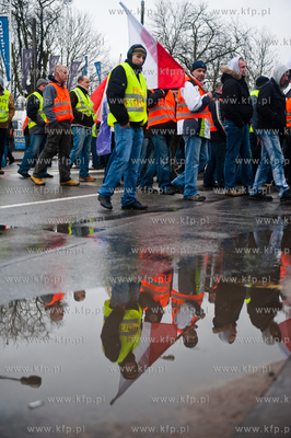 Gdansk. Trakt Sw. Wojciecha. Rybacy blokujac przejscie...