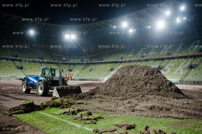 Gdansk. Stadion PGE Arena. Wymiana murawy przed meczem...