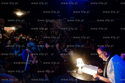 Gdansk. Oliwa. Dom Zarazy. Pisarz Pawel Huelle czyta...