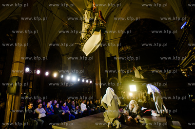 Gdansk. Dwor Artusa. Pierwszy odcinek improwizowanego...