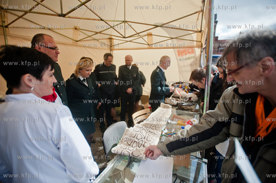 Gdansk. Targ Weglowy. Wielki Festyn Rodzinny, swietujacy...