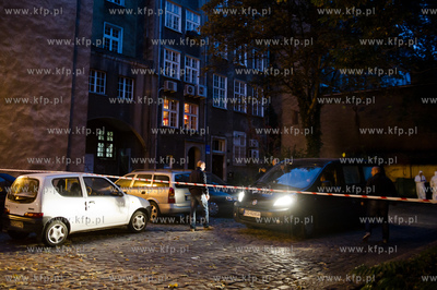 Gdansk. Podworze kamienicy przy ul. Dlugi Targ. Odnalezienie...