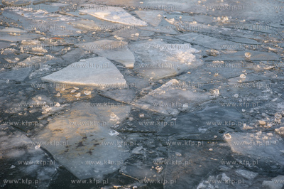 Skuty lodem port rybacki w Swibnie na wyspie Sobieszewskiej.
05.01.2016
fot....