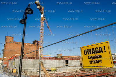 Gdańsk. Wyspa Spichrzow. Budowa kompleksu uslugowo...