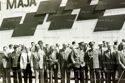   Trybuna z dzialaczami , wsrod nich I sekretarz Komitetu...