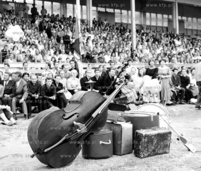 II Festiwal Muzyki Jazzowej. Stadion Lechii - po srodku...