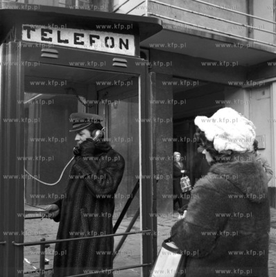Budka telefoniczna przed Powszechnym Domem Towarowym...