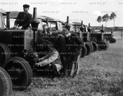 Ciagniki Ursus przygotowane do pracy przy zniwach....