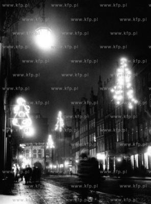 Ulica Dluga w Gdansku noca w swiatecznych dekoracjach....