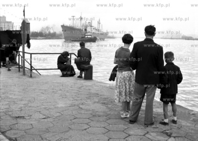 W oczekiwaniu na przypłynięcie statku w porcie gdyńskim....