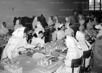 Linia pakowania herbaty.  (Lata 60).
1965
0005889z
Fot....